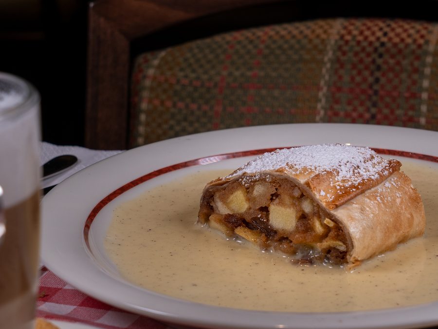 Apfelstrudel mit Vanillesauce